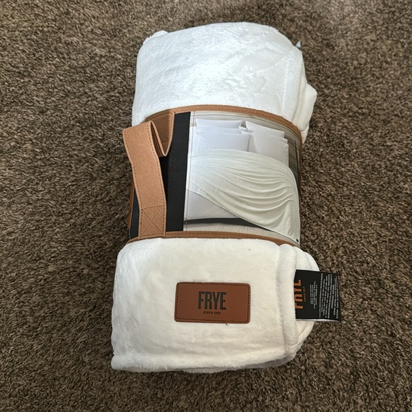 *NEW* Frye Blanket Throw Queen Size 98” X 92” White - Picture 5 of 5
